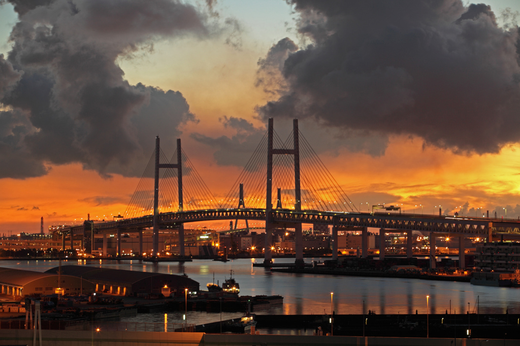 Yokohama　Bay　Bridge　in　flames