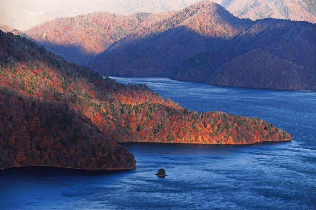 中禅寺湖畔の紅岬