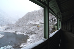 ロックシェッドの歩道から見る阿賀野川