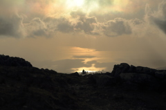 彩雲と夕日に輝く琵琶湖の湖水