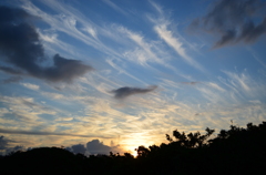 流れ雲と夕日