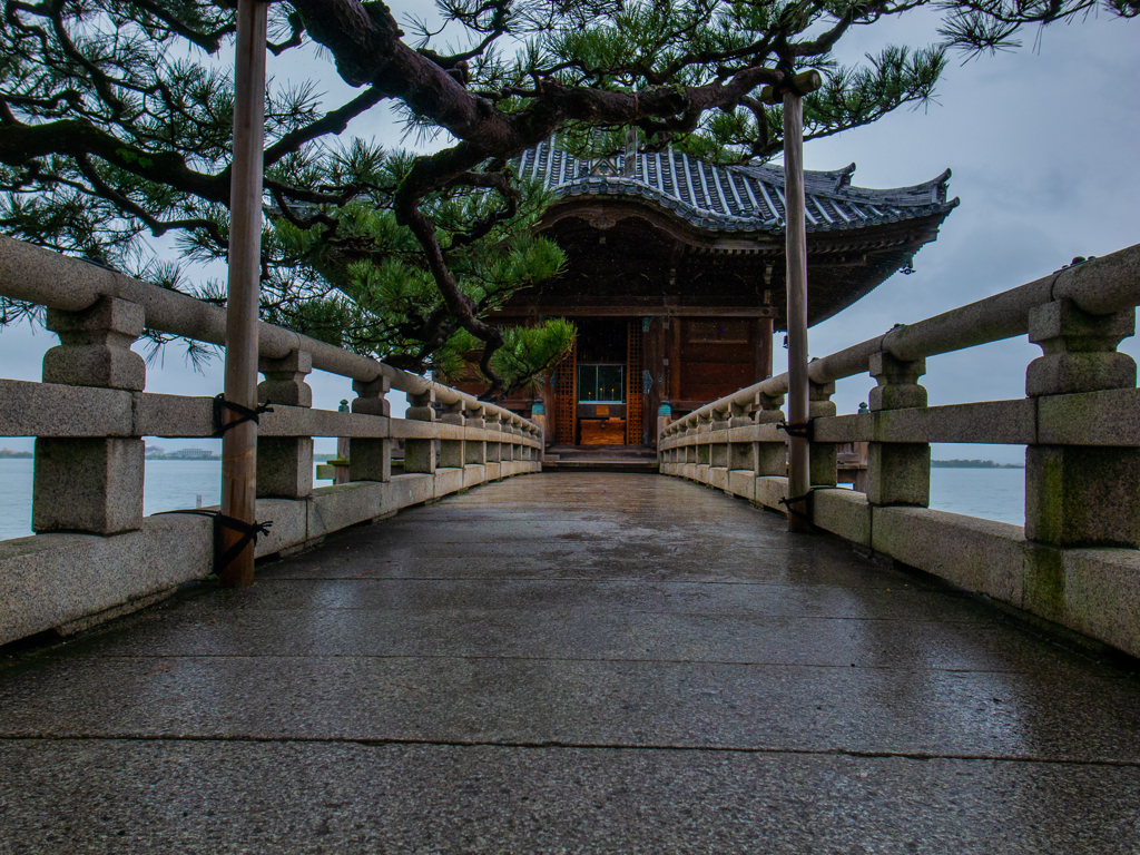 老松と浮御堂
