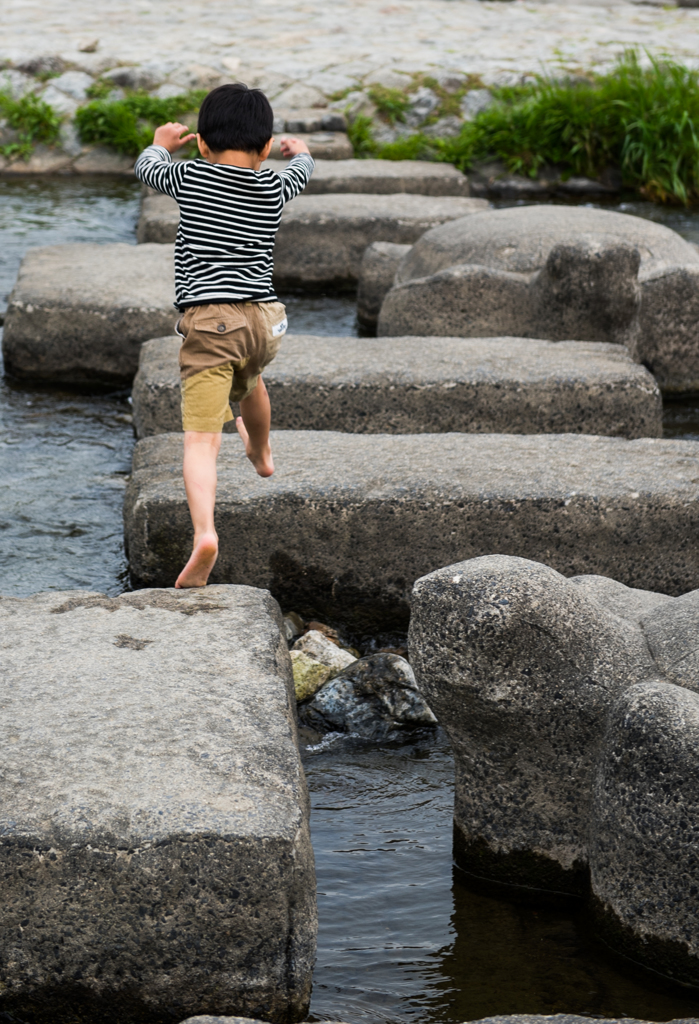 飛び石と少年