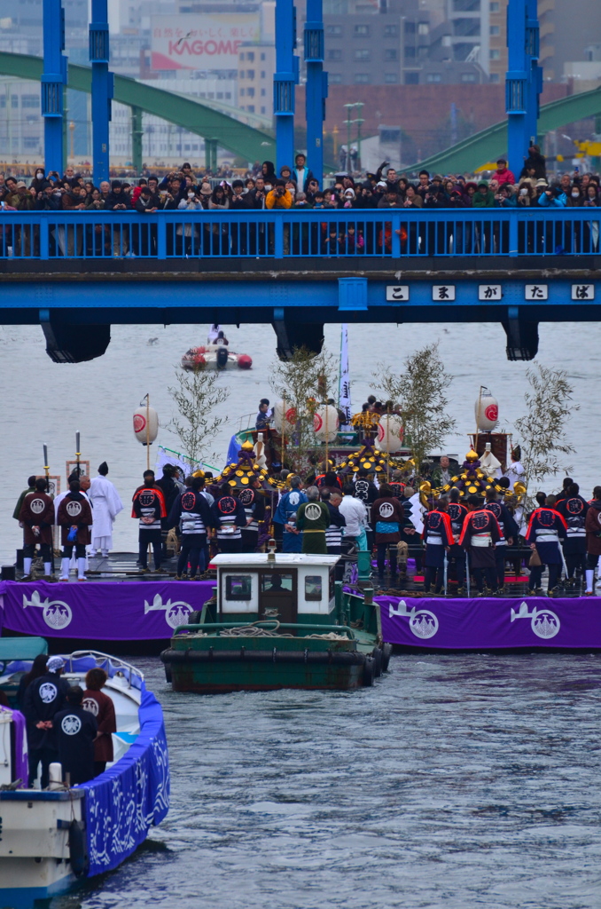 神輿三基川渡り