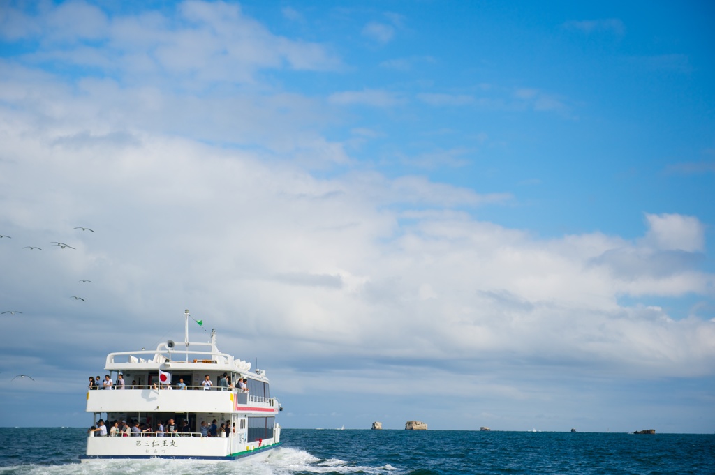 空と海と遊覧船と