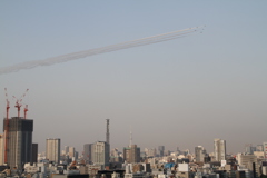 東京の空にブルーインパルス