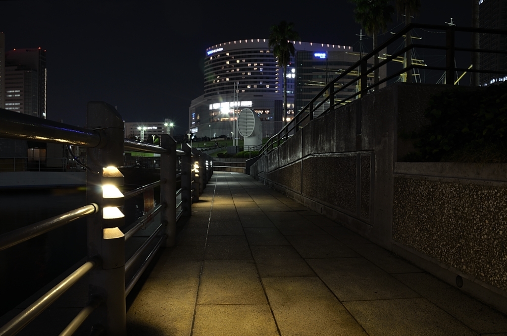 日本丸近くの海沿い