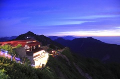 夜明け前の燕山荘