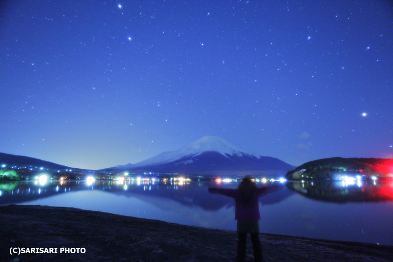 富士山に星が降り注ぐ夜