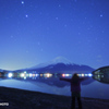 富士山に星が降り注ぐ夜