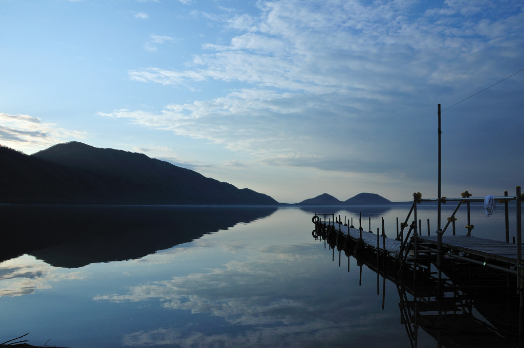 早朝の湖畔