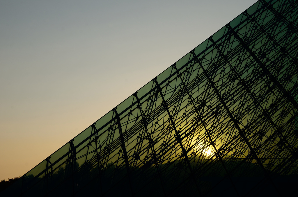 夕陽とガラスのピラミッド