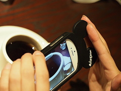コーヒーを写すアイフォン５