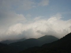 山にかかる雲