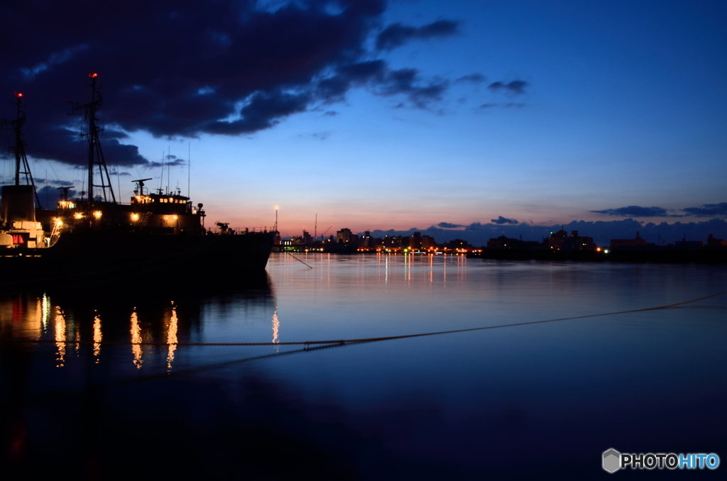 夜明け間近の函館港