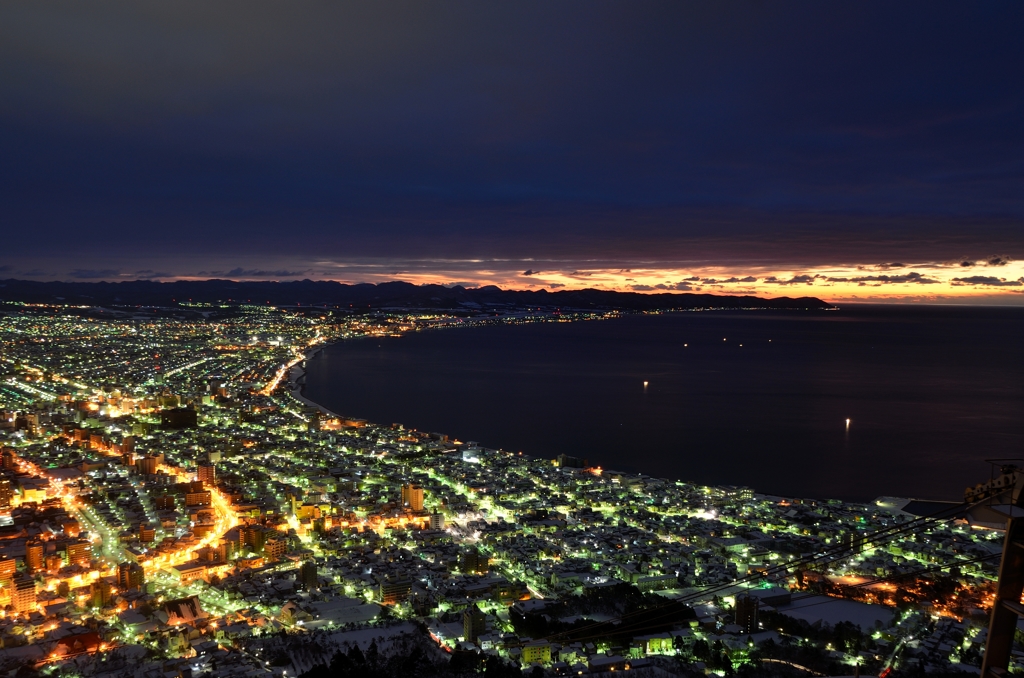 夜明け前の海岸線