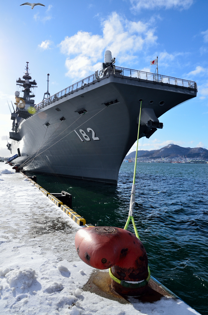 護衛艦と函館山