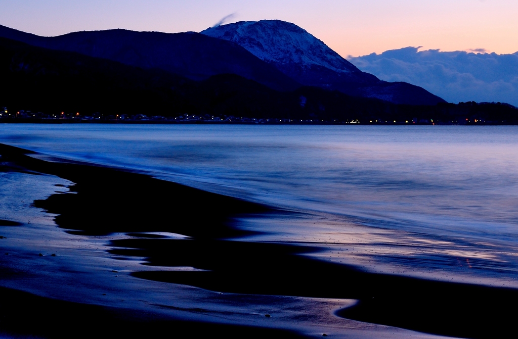 夜明けの浜辺