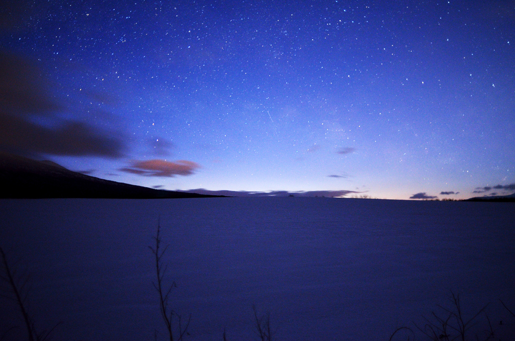 夜明け前の雪原