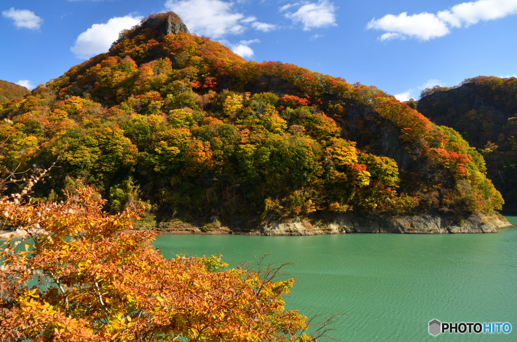 秋のダム湖
