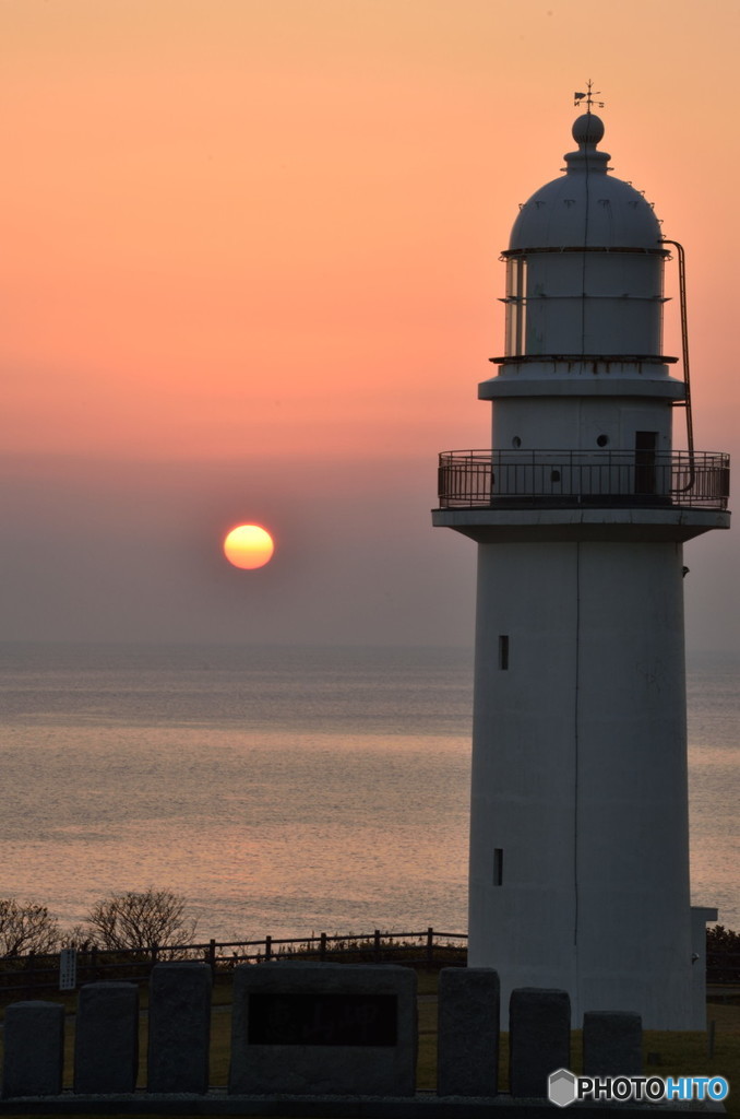 日の出と灯台