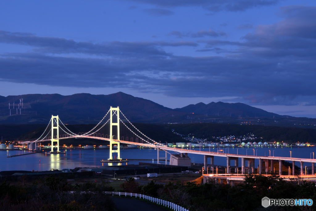マジックアワーの白鳥大橋