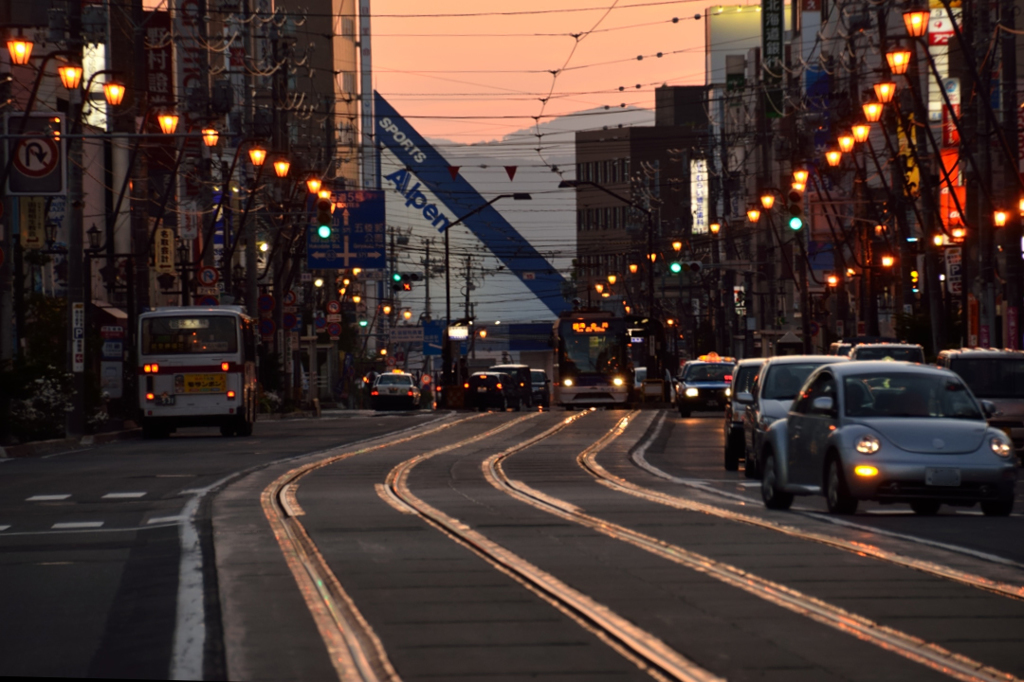 夕暮れの電車通り