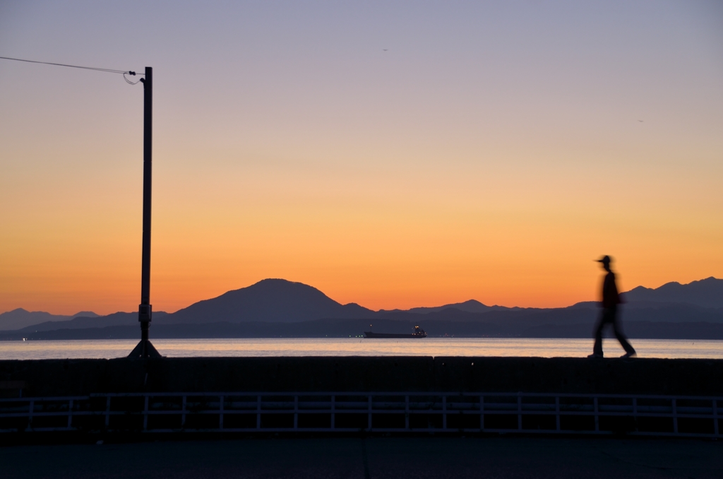 夕暮れ防波堤