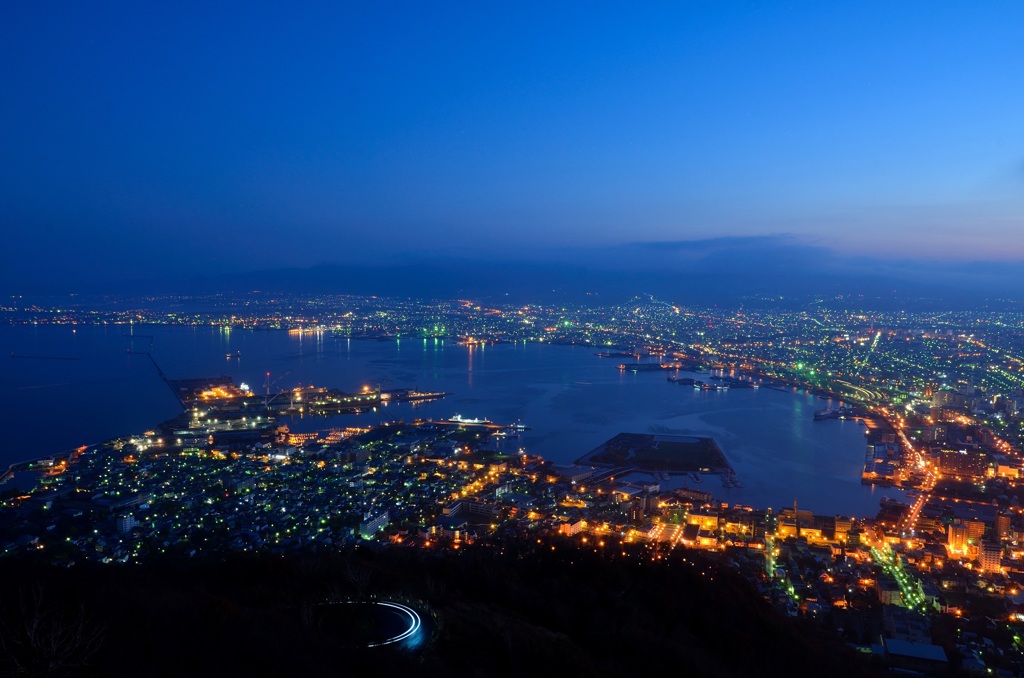 夜明け前の函館港