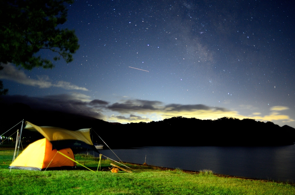 湖畔の夜空