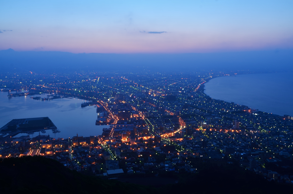 夜明け間近の街