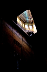 モスクに差し込む光・十字架のステンドグラス