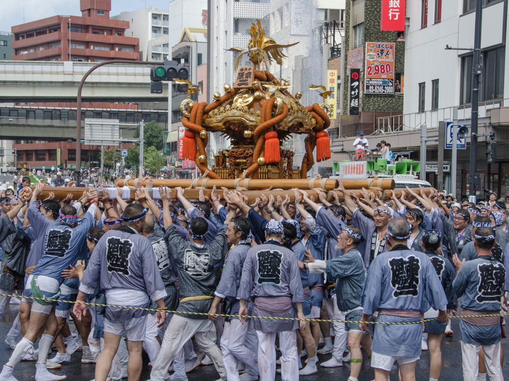 神輿よ回れ