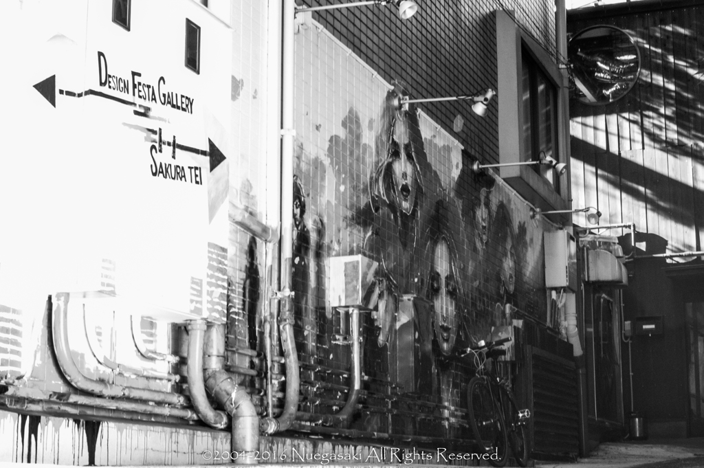 路地裏の壁画