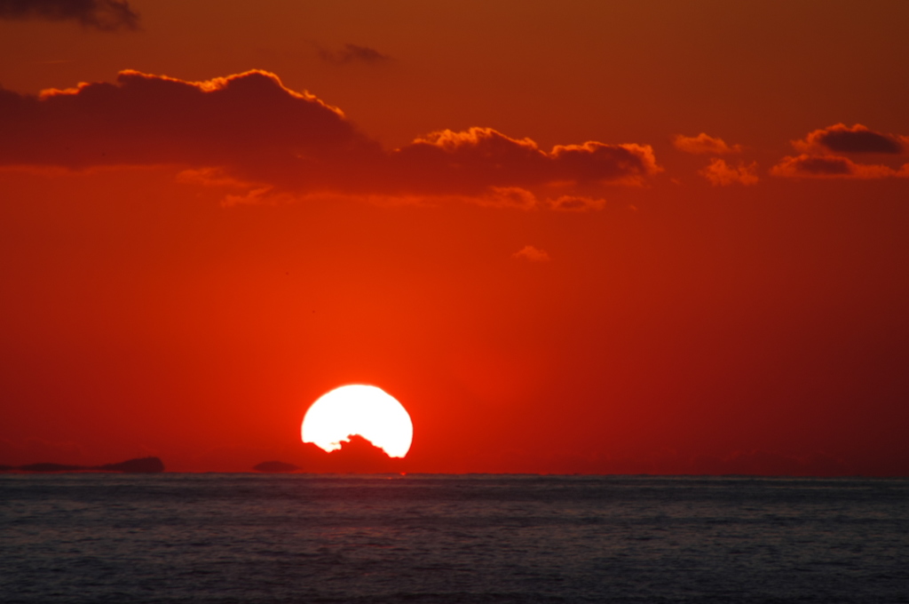 夕日が海に吸い込まれて