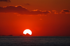 夕日が海に吸い込まれて