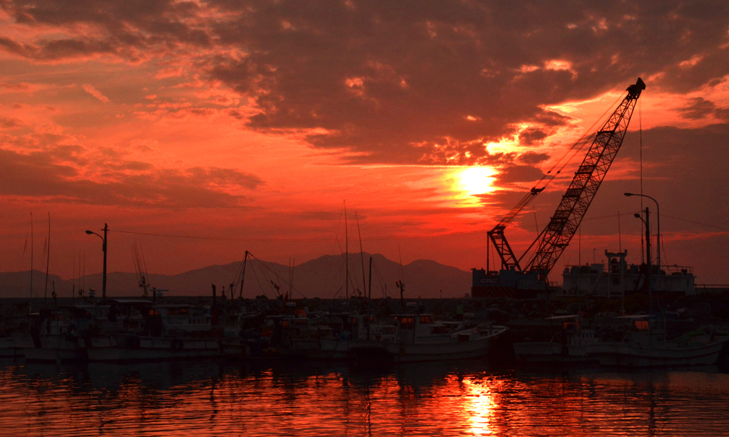 夕暮れ漁港