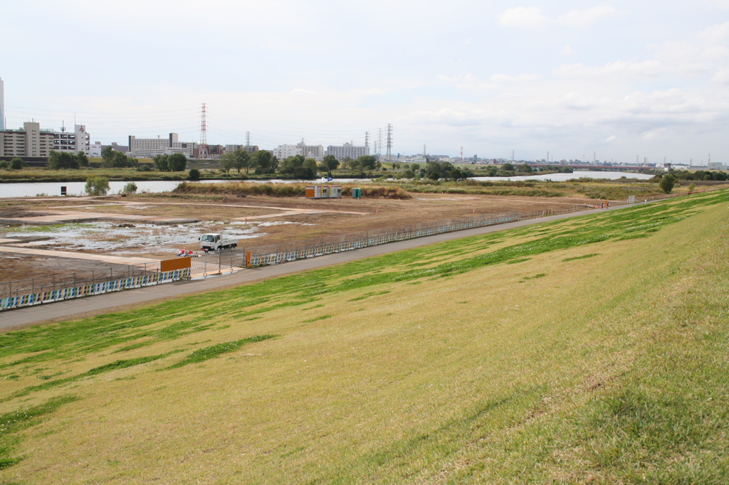 休日の河川敷2