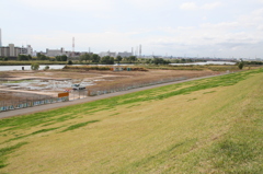 休日の河川敷2