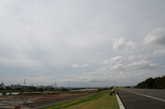 休日の河川敷1