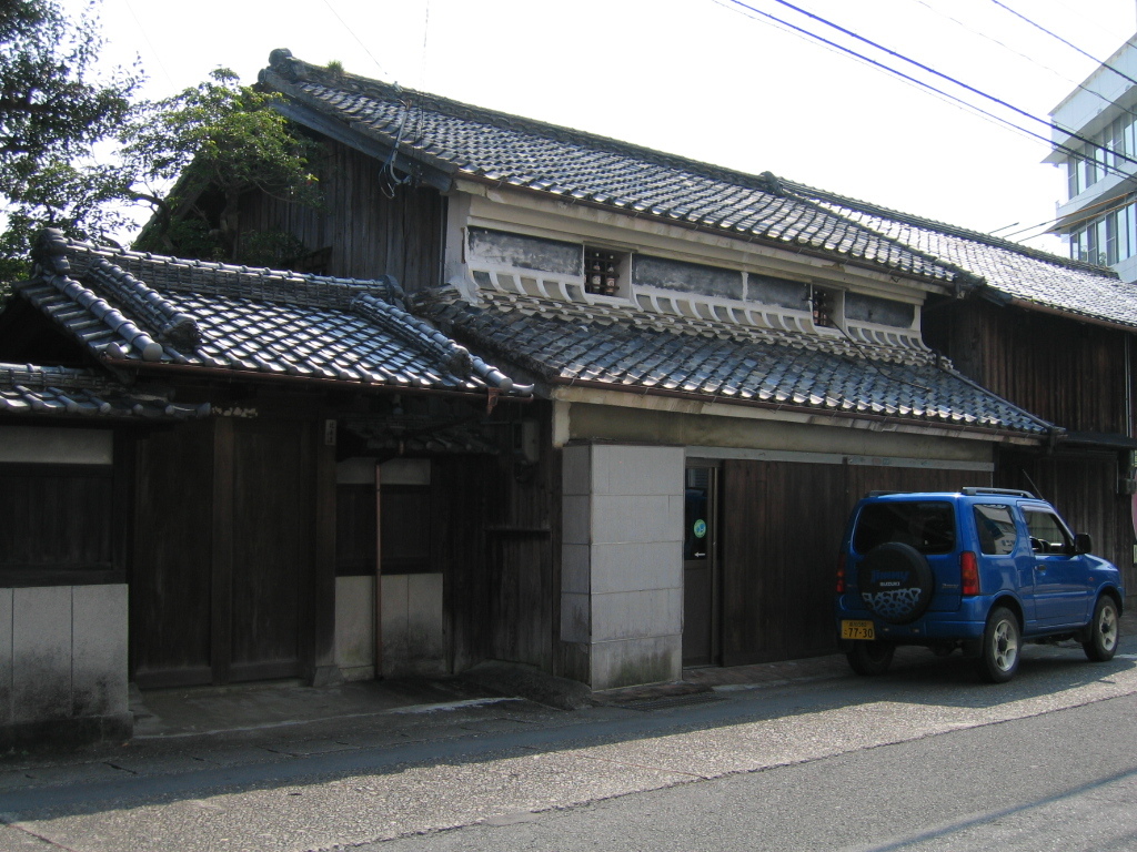 漆喰の家と青い車