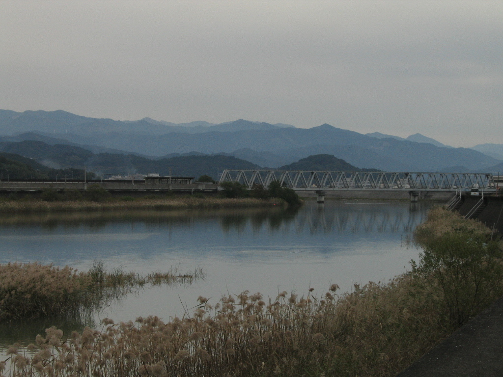 山と鉄橋と川のある風景
