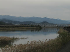 山と鉄橋と川のある風景