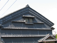 黒い漆喰壁と水切り瓦