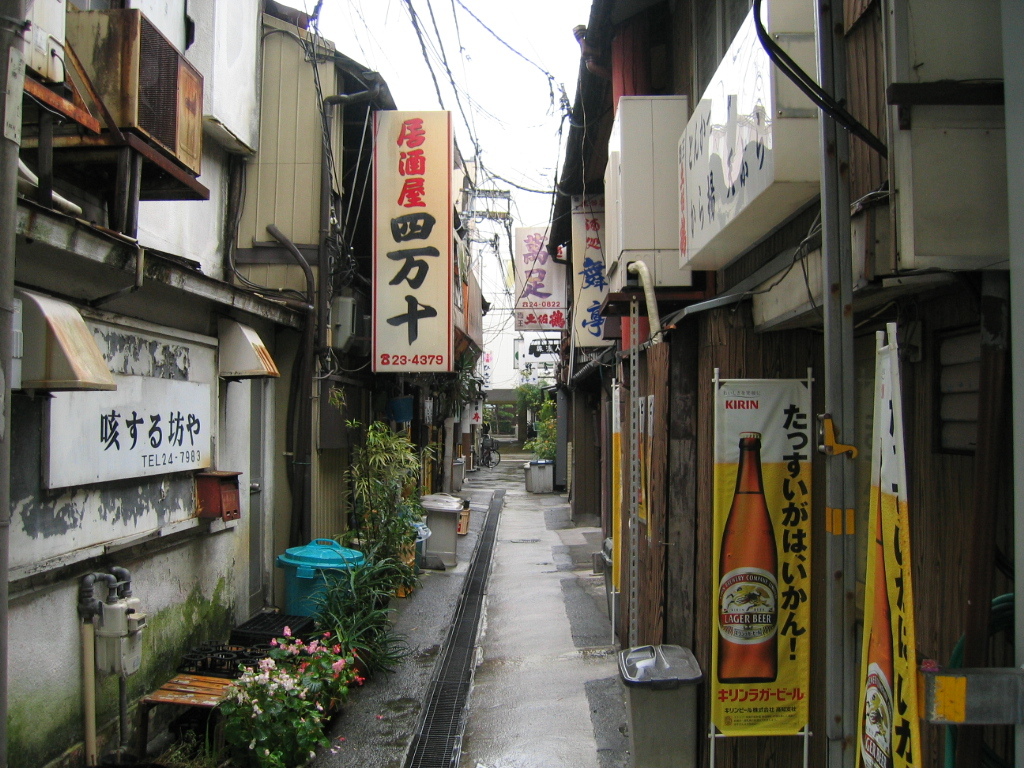 雨の日の路地