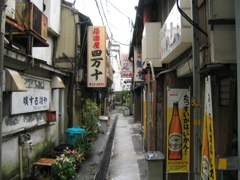 雨の日の路地