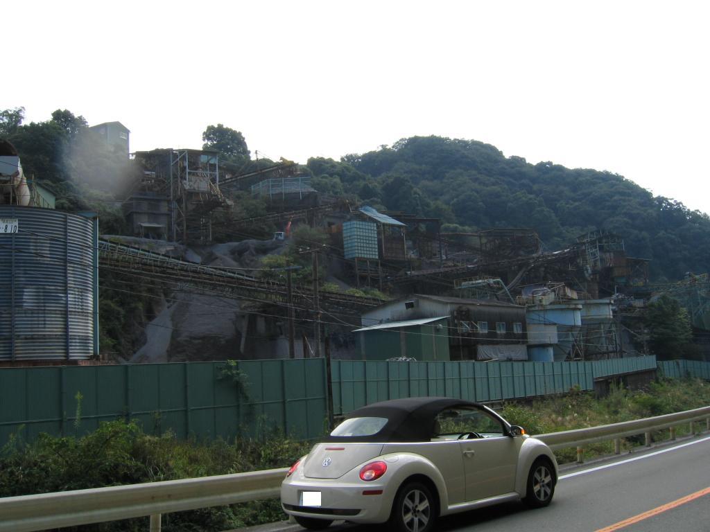 採石工場と車
