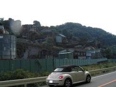 採石工場と車