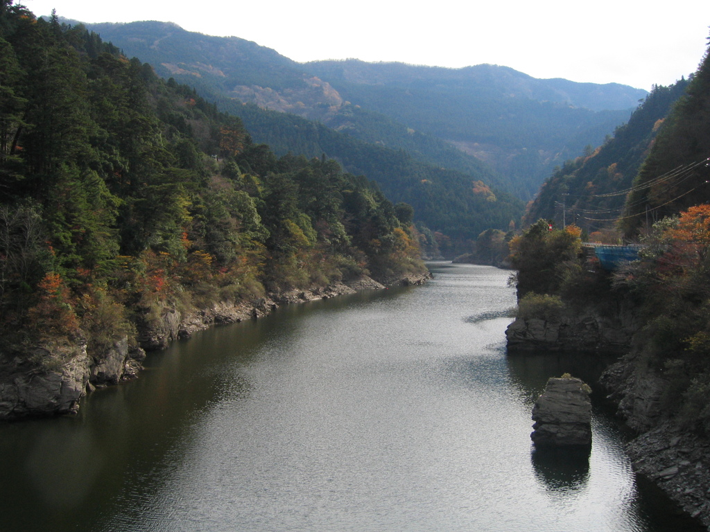 山間の貯水池