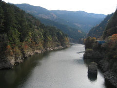山間の貯水池